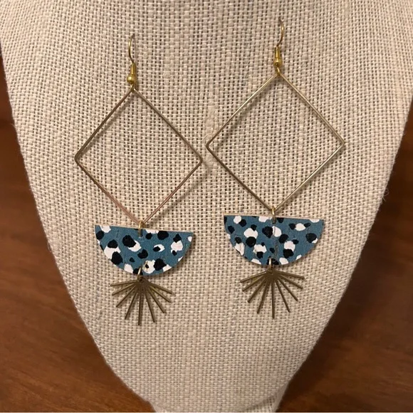 4” Never Worn Lightweight Dangle gold earrings local boutique‼️must bundle ‼️ - Picture 5 of 8